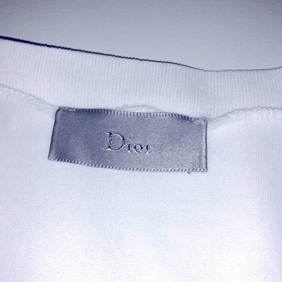 Christian Dior 🐝
T-SHIRT WITH BEE EMBROIDERY - Picture 6 of 15